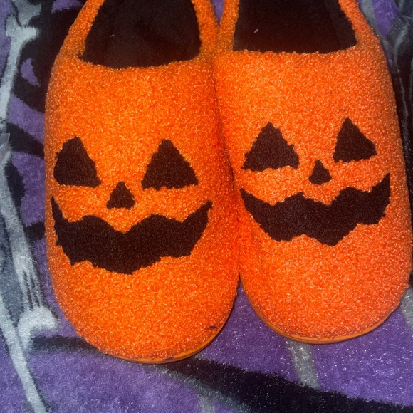 Brand New Halloween Pumpkin Slippers – Cozy & Festive - Picture 1 of 2
